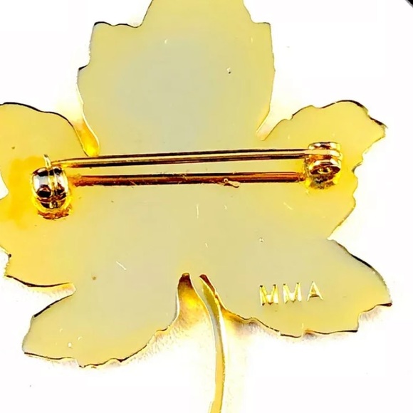 Maple leaf MMA brooch enamel inlay Metropolitan museum of the Arts MMA Canada - Picture 4 of 7